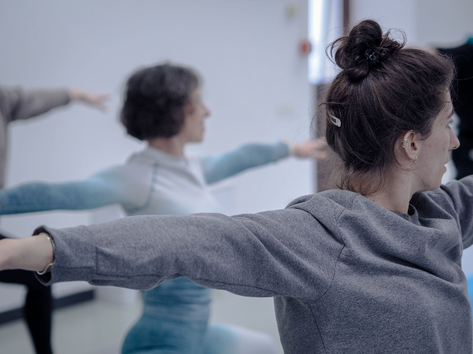 Les élèves présents dans le cours en entreprise de Lorène Burgun, professeure de yoga 