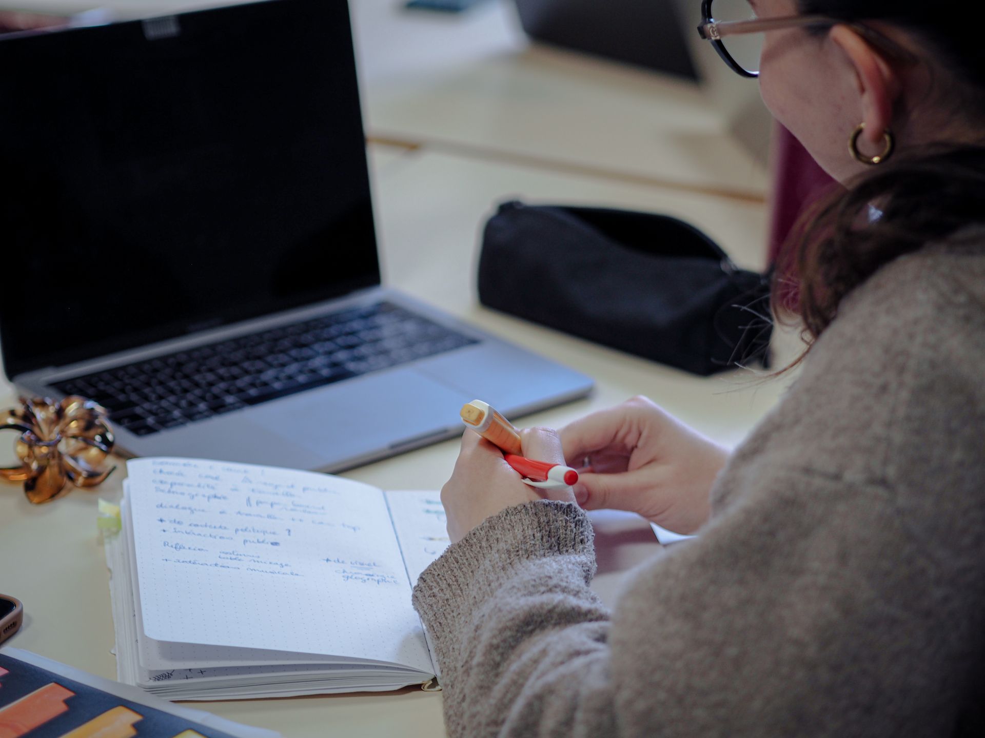 Situation stressante au travail pour une salarié juste avant un cours de yoga avec Lorène Burgun, professeure de yoga