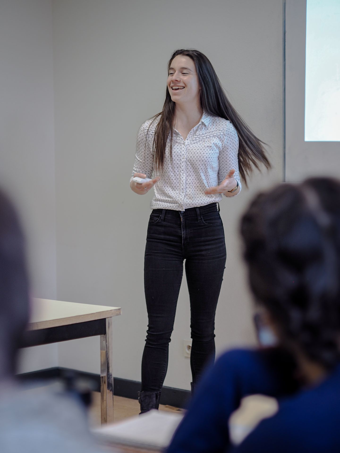 Lorène Burgun, professeure de yoga en entreprise devant des salariés donne une présentation sur la gestion du stress grâce au yoga