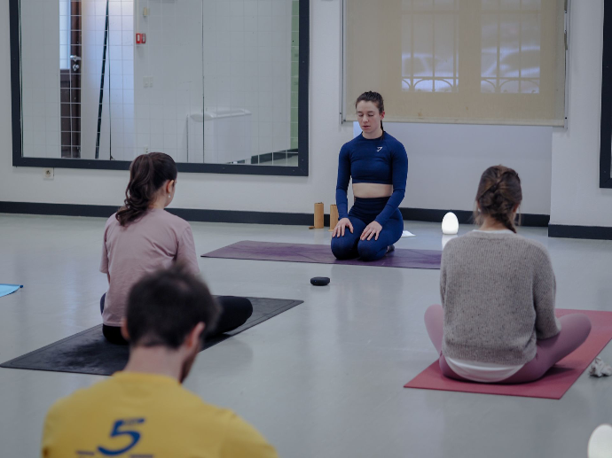 Lorène Burgun, professeure de yoga, démontre une technique de respiration
