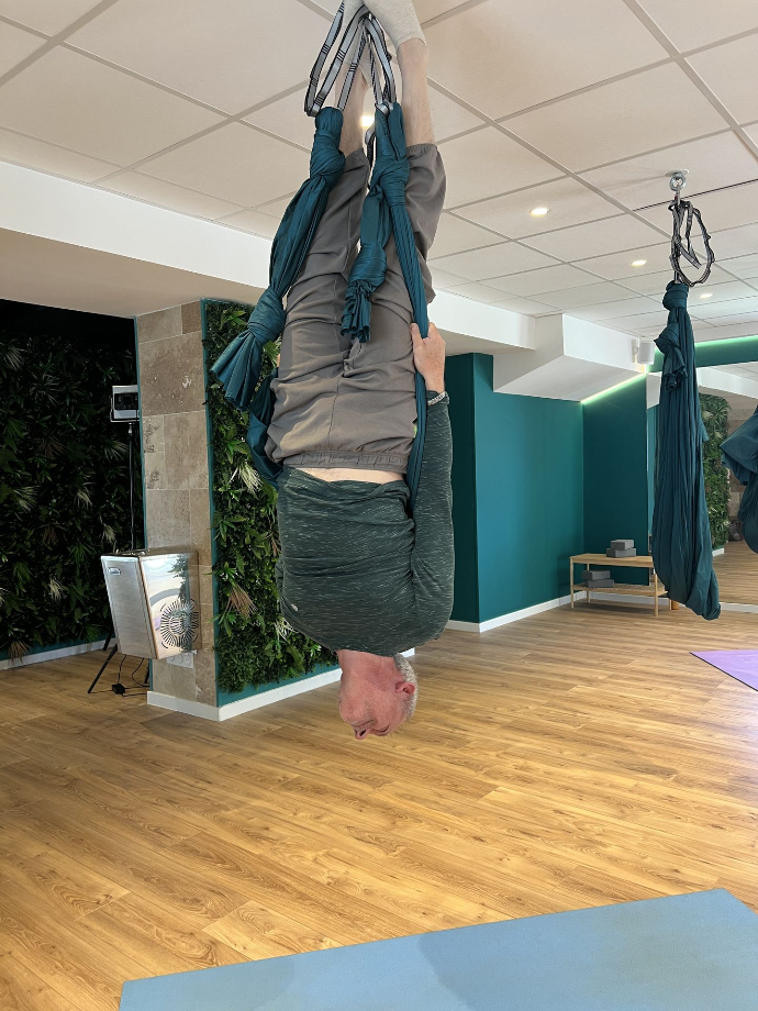 Yoga aérien à Aix-les-Bains au studio du Lac par Lorène Burgun - Professeure de yoga
