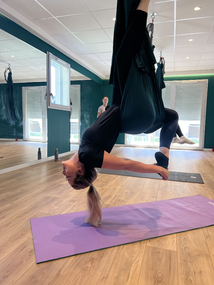 Yoga aérien à Aix-les-Bains au studio du Lac par Lorène Burgun - Professeure de yoga