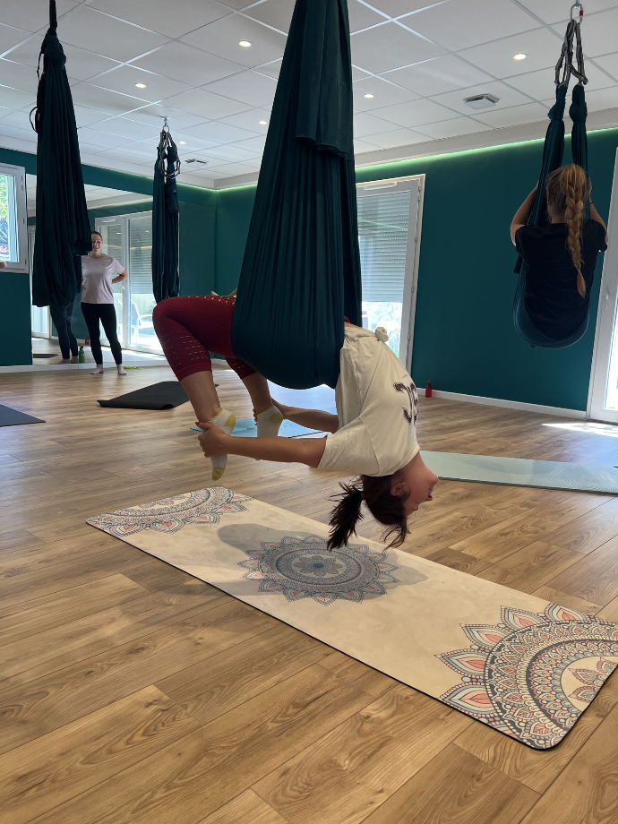 Yoga aérien à Aix-les-Bains au studio du Lac par Lorène Burgun - Professeure de yoga