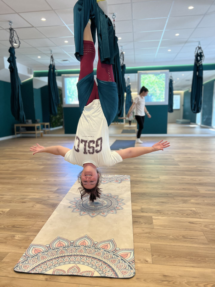 Yoga aérien dans un hamac de yoga #4 Yoga aérien à Aix-les-Bains au studio du Lac par Lorène Burgun - Professeure de yoga