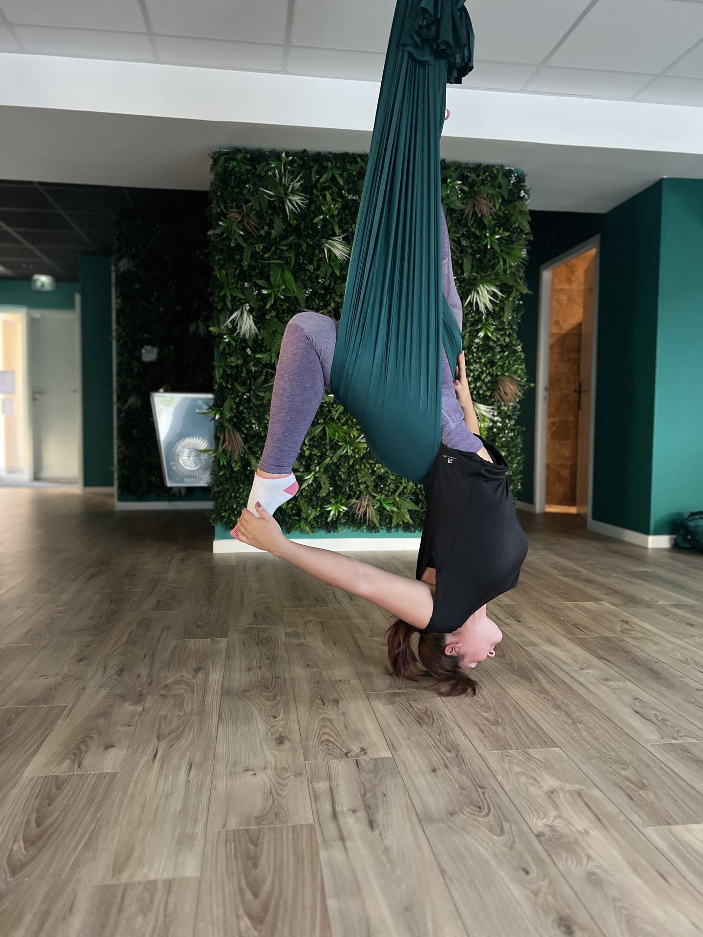 Yoga aérien dans un hamac de yoga #6 Yoga aérien à Aix-les-Bains au studio du Lac par Lorène Burgun - Professeure de yoga